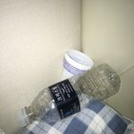 침대<b>구석</b>에 먹은 거 나만 쌓아두냐