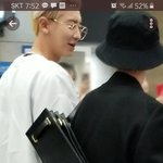 [EXO] 백현이 뒤에 맨 이거 머임??