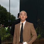 [댓글부탁해] 유아인, <b>삭발</b>+탈색 슈트 스타일