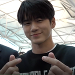 [댓글부탁해] 옹성우 <b>출국</b> 미소가 넘치네