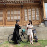 이거 아이유 사진 뒤에 자전거 <b>바퀴</b>