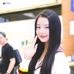 머리부터 <b>발끝</b>까지 팬 선물로  코디한 아이돌