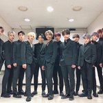 남의 <b>등짝</b>으로 팬서비스하는 아이돌ㅋㅋㅋㅋ