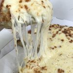 야식으로 <b>피자</b> 먹는중.. 최고최고ㅠ