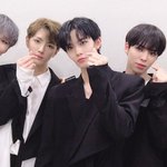 그룹로고 새기는 거 좋아하는 스탭들