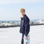 [강다니엘] 헐 보드 들고있는 강다니엘이라니