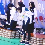 <b>두</b> 멤버를 업고 달리는 여<b>돌</b>