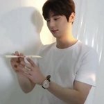 <b>황민현</b>