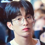 [댓글부탁해] <b>너드미</b> 넘치는 아이돌 사진 주고가줘