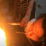 [댓글부탁해] 술취해서 담배<b>물고</b> 화롯대에 얼굴 갖다대는 아이돌