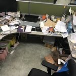 사장놈이 <b>책상</b>이 더럽다고 뭐라 해요