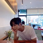 로운이 어깨 쩐다