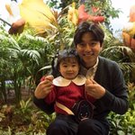 여배우와 다정하게 사진 찍은 공유