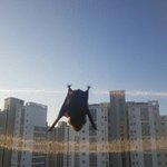<b>창문</b>에 붙어있는데