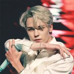 홀로 핀<b>조명</b> 받는 듯한 남돌