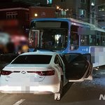 렌터카 몰던 10대 시내버스 충돌. 3명 <b>부상</b>