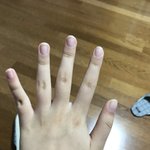 이런 손엔 무슨 색 네일아트가 젤 잘어울릴까 ㅜㅜ