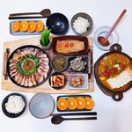 정갈하게 담아낸 한 상 <b>차림</b>