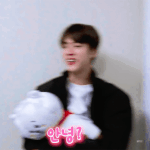 인형을 꼭 끌어안고 다니는 <b>남</b>돌