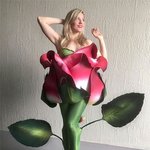 변기 커버에서 시작된 장미꽃 한 송이