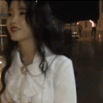 지나가면서 아이유한테 <b>장난</b>거는 댄서