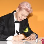 [EXO] 블랙 수트에 <b>핑크</b>머리 진짜 튄다
