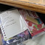 [드루와] 오늘 우리반 <b>책상</b>에 편지랑 과자 초콜릿 있더라..