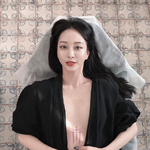 [댓글부탁해] 한예슬  가슴 사이 새긴 <b>타투</b> 깜짝 공개