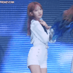 무대에서 넘어져서 일어나지 못하는 <b>루다</b>