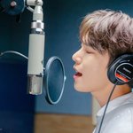 [NCT] 웃으면서 노래하는것같지<b>않아</b>?