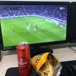 난 <b>라리</b>가 보면서 에스트렐라 마시는 여자임