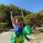 하성운 <b>공룡</b> 타고 신났엌ㅋㅋ