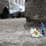 도시를 누비는 미니어처 예술가