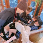 방탄 왜 1인용 <b>의자</b>에 이러고있냐