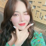 <b>플라워</b> 패턴 옷 가득한 현아