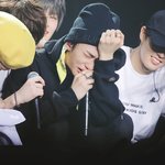 팬들한테 떠나지 말라고 무대에서 오열하는 아이돌 (주어 스키즈 현진)