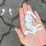 에어팟 하수구에 <b>빠트림</b>? 알고보니 스티커 ㄷㄷ ㅋㅋㅋㅋㅋㅋ