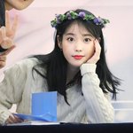 휠체어 탄 팬 직접 찾아가 싸<b>인해</b>주는 아이유