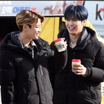 아스트로 단체로 <b>폴햄</b> 롱패딩 입었넹ㅋㅋㅋ