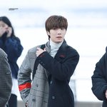 오늘자 양쪽 멤버들한테 <b>반반</b>씩 물든 것 같은 JR이의 <b>반반</b> 코트