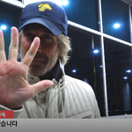 [같이봐요] 마이클 베이 감독 공항 왔어요 <b>WOW</b>