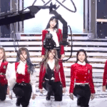 무대 <b>엔딩</b> 후 바로 주저앉는 우주소녀