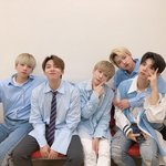 팬들 보려고 고개만 빼꼼 내민 아이돌