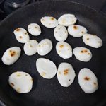 떡국떡 꾸워먹는중 <b>냠냠</b>