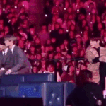 [모두드루와] 정국이 모니터 안보일까봐 돌려주는 후배.<b>gif</b>