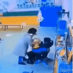 유치원에서 학대당하는 딸을 본 아빠.<b>gif</b>