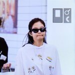 [모두드루와] 공항 썬<b>글라스</b> 쓰고 출국하는 제니