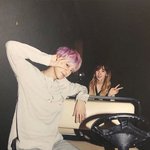 다리에 붙어있는거 지네다 <b>vs</b> 깃털이다 <b>말</b> 많았던 찬열 사진의 진실