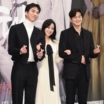 남자 둘과 <b>여자</b> 하나