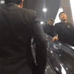 [모두드루와] 모르는 남자 손 쓰다듬기..<b>gif</b>